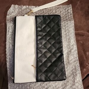 A beautiful Kohgendo Clutch with handle NWOT Black and White 👝